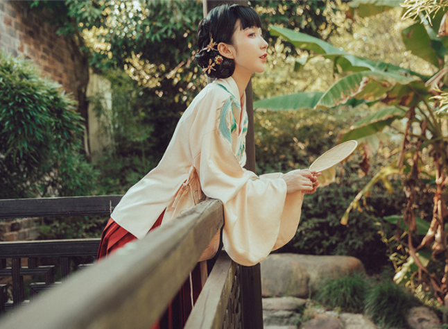 交領(lǐng)襖裙?jié)h服，改良琵琶袖馬面裙