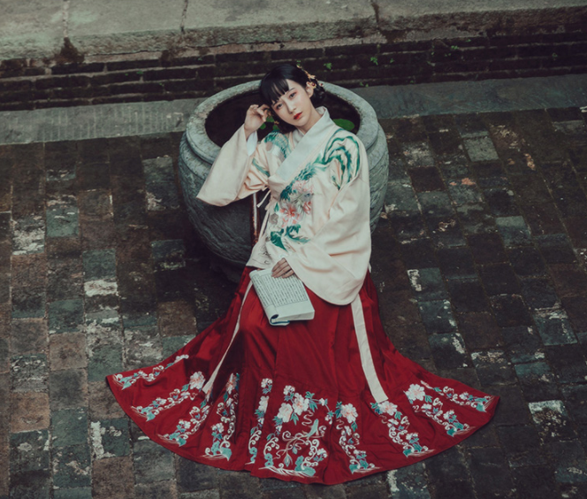 交領(lǐng)襖裙?jié)h服，改良琵琶袖馬面裙