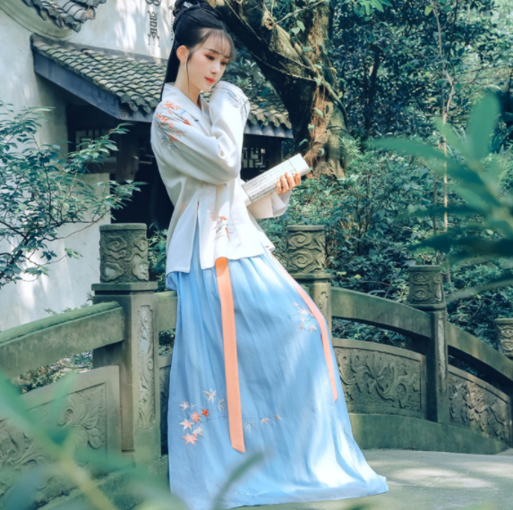 傳統(tǒng)漢服褙子褶裙，宋制繡花楓葉裙