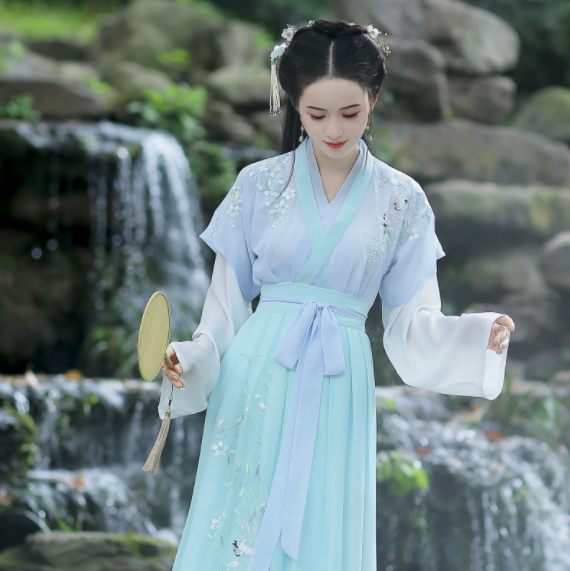 淺交領(lǐng)半臂雙鶴刺繡，改良漢服襦裙