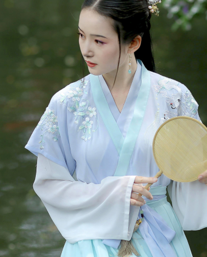 淺交領(lǐng)半臂雙鶴刺繡，改良漢服襦裙