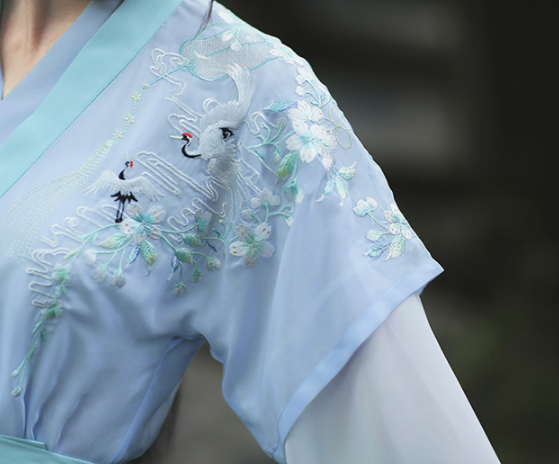 淺交領(lǐng)半臂雙鶴刺繡，改良漢服襦裙