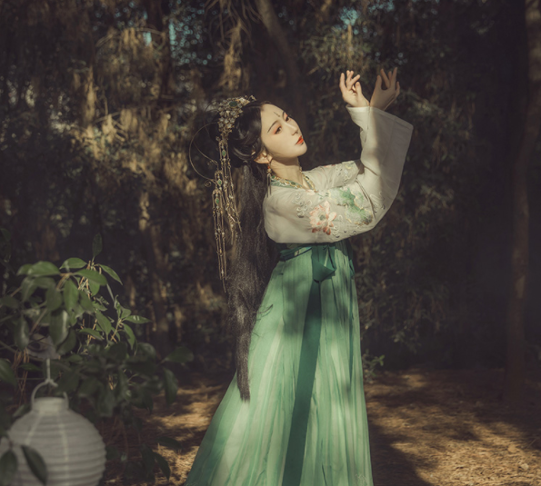 齊胸襦裙?jié)h服，仙女蓮花荷葉刺繡裙