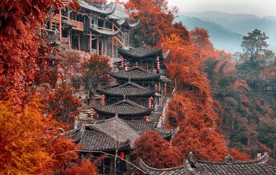 一座掛在瀑布上的古鎮(zhèn)，水靈地靈芙蓉鎮(zhèn)