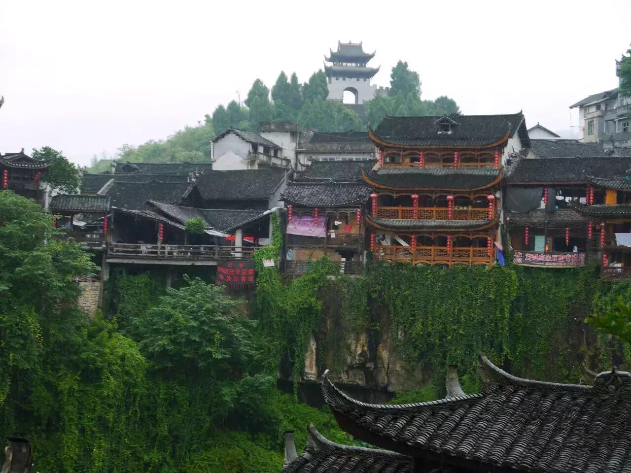 一座掛在瀑布上的古鎮(zhèn)，水靈地靈芙蓉鎮(zhèn)