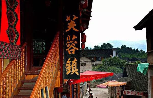 一座掛在瀑布上的古鎮(zhèn)，水靈地靈芙蓉鎮(zhèn)