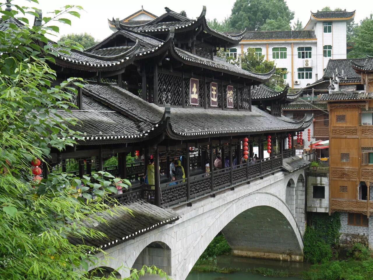 一座掛在瀑布上的古鎮(zhèn)，水靈地靈芙蓉鎮(zhèn)