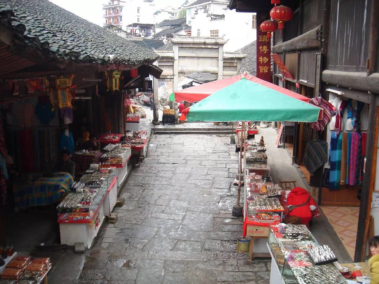 一座掛在瀑布上的古鎮(zhèn)，水靈地靈芙蓉鎮(zhèn)