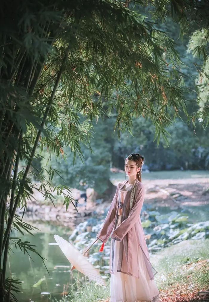 古裝攝影，山際見來煙，竹中窺落日