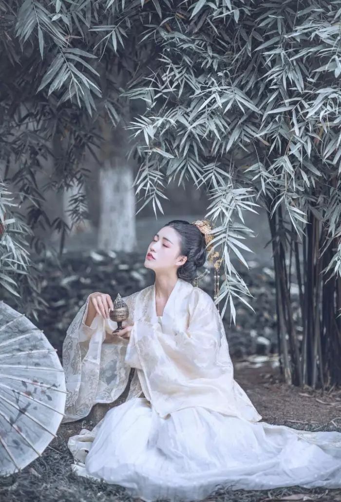 古裝攝影，山際見(jiàn)來(lái)煙，竹中窺落日