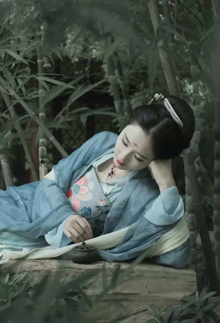 古裝攝影，山際見(jiàn)來(lái)煙，竹中窺落日