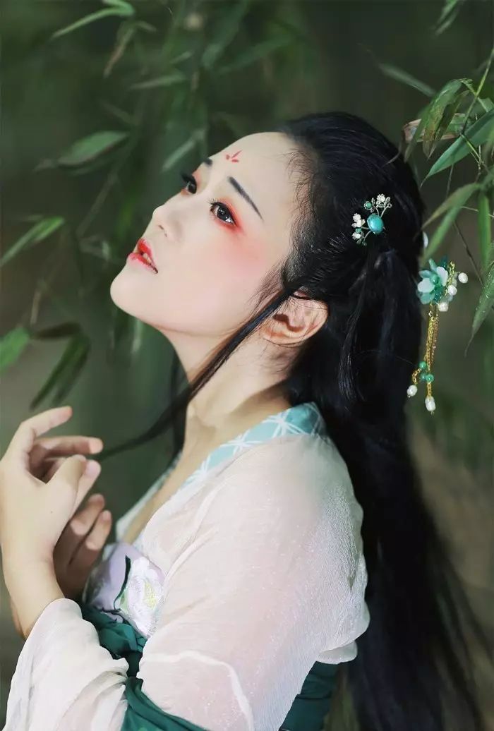 古裝攝影，山際見來煙，竹中窺落日