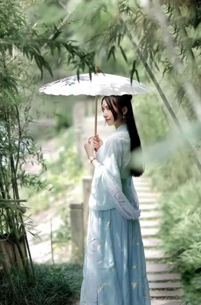 古裝攝影，山際見來煙，竹中窺落日