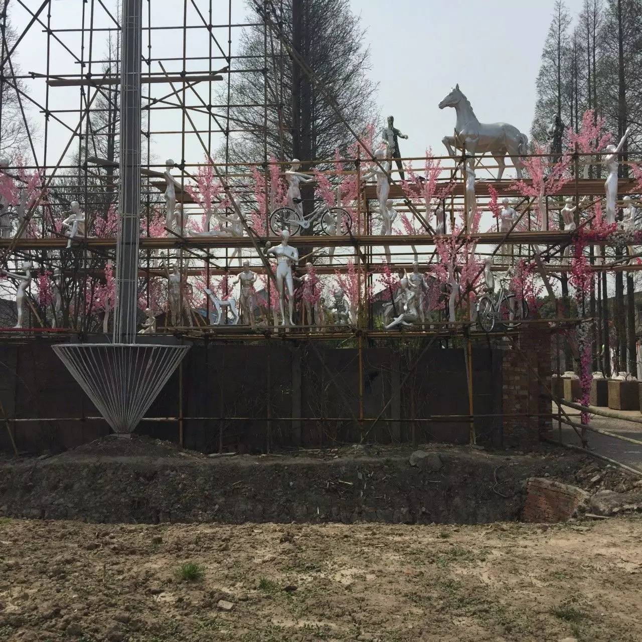 古鎮(zhèn)之外的新場，或許更有新意