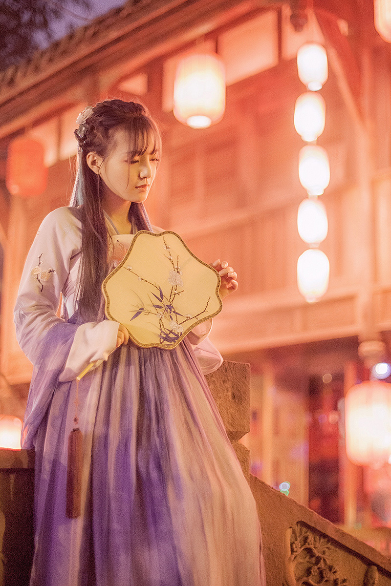 齊胸古風(fēng)繡花裙?jié)h服，清新淡雅漢服圖片