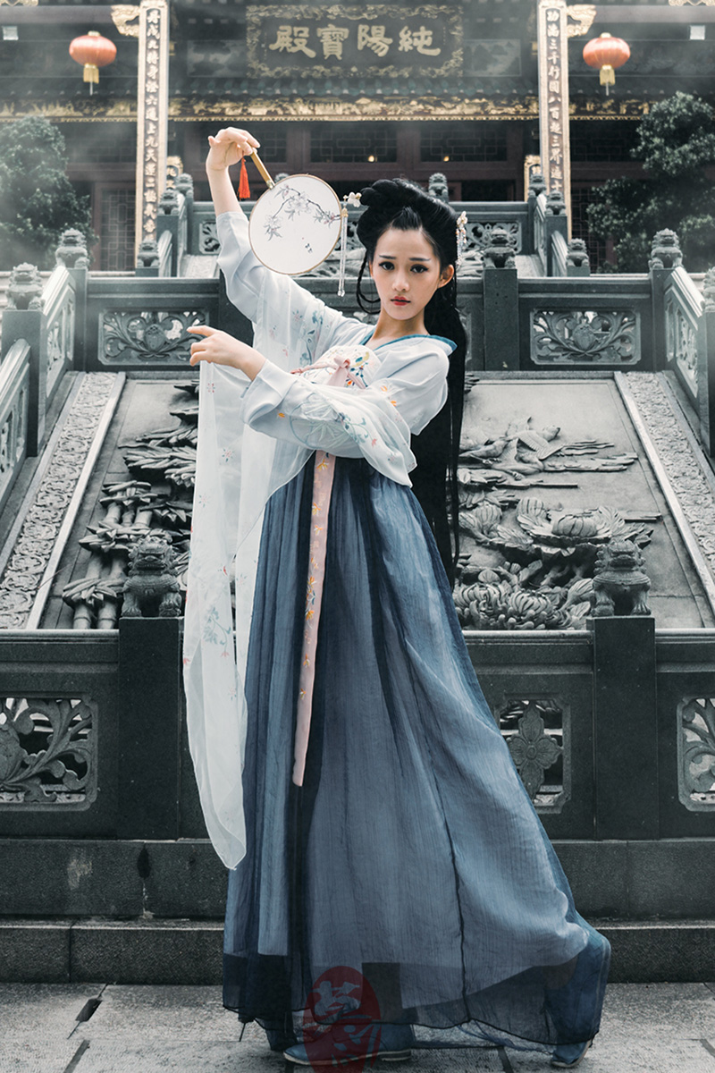 齊胸古風(fēng)繡花裙?jié)h服，清新淡雅漢服圖片