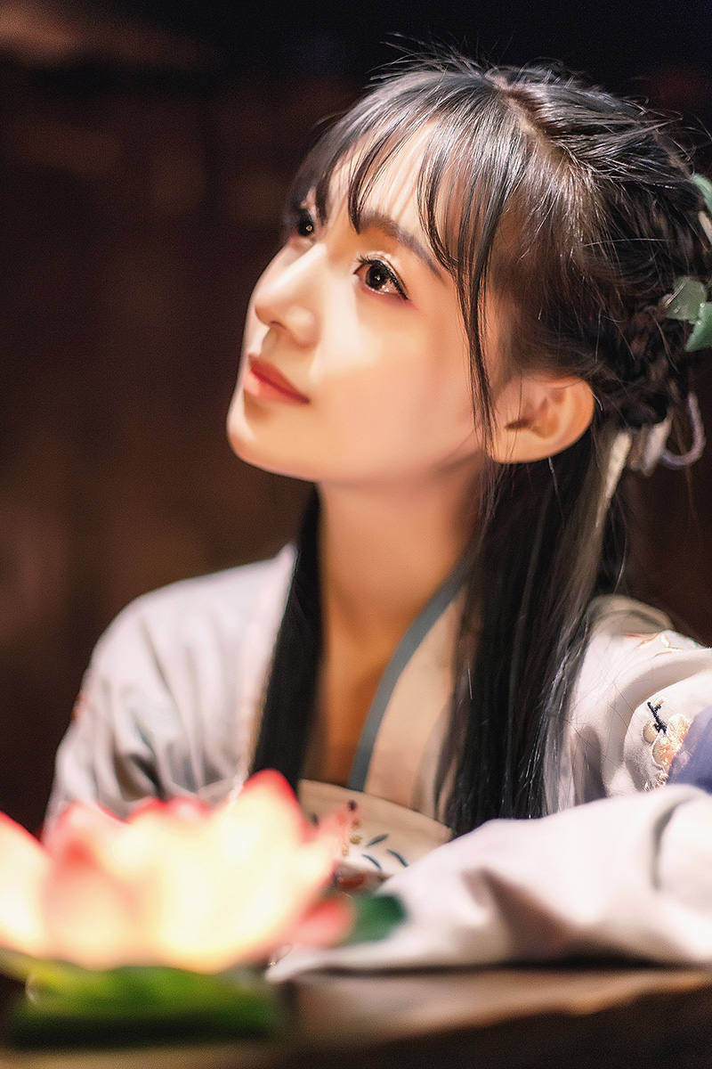 齊胸古風(fēng)繡花裙?jié)h服，清新淡雅漢服圖片