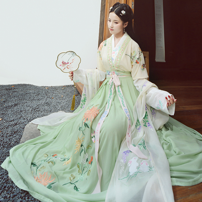 淺色交領(lǐng)半臂漢服，清風(fēng)拂面若縹緲如仙漢服