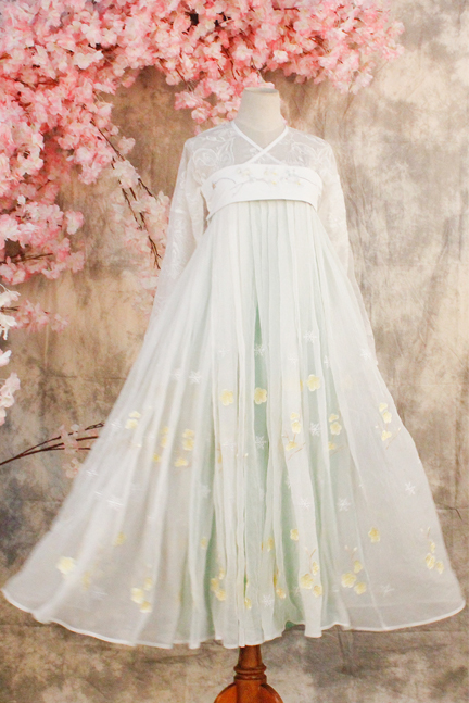 精美繡花漢服，端莊大氣漢服