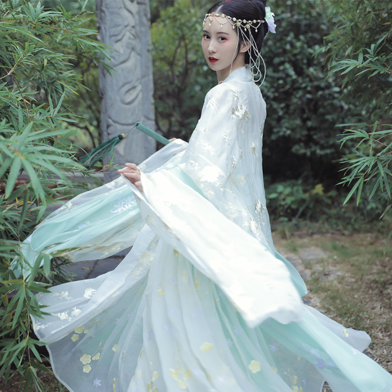 精美繡花漢服，端莊大氣漢服