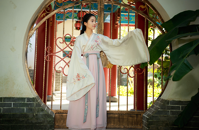 襦裙齊胸古裝漢服，給你帶來優(yōu)雅的美