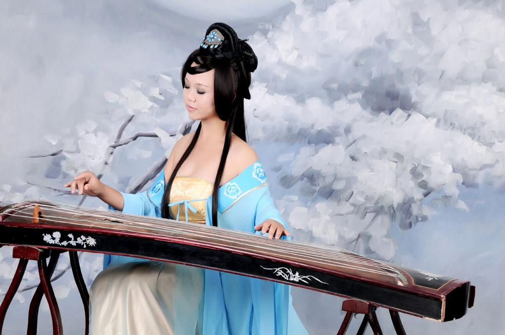 古色古香的古箏美女，靜靜傾聽古箏樂器語