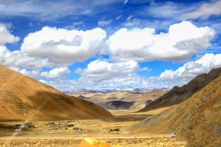 藍天白云，晴空萬里風景圖