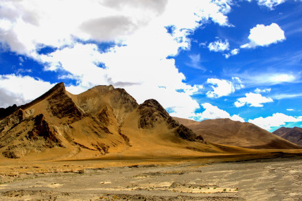 藍天白云，晴空萬里風景圖