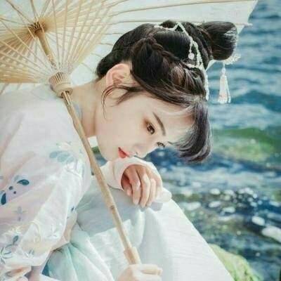 紅妝帶傘女生頭像，唯美古風(fēng)真人頭像