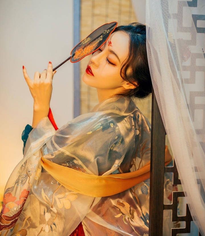 紅妝帶傘女生頭像，唯美古風(fēng)真人頭像