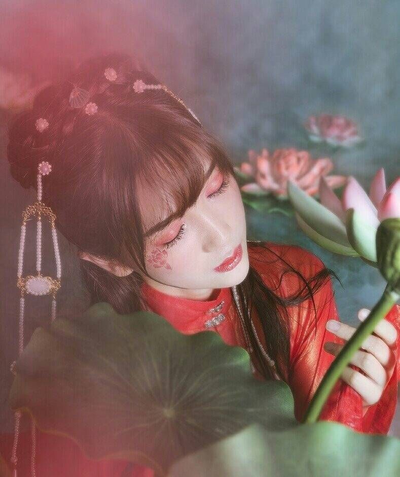 紅妝帶傘女生頭像，唯美古風(fēng)真人頭像