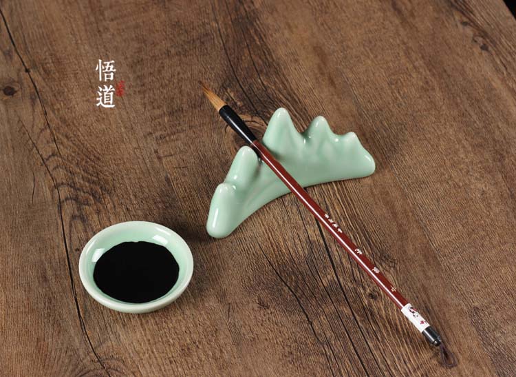 玉質筆架，精美的山形筆擱