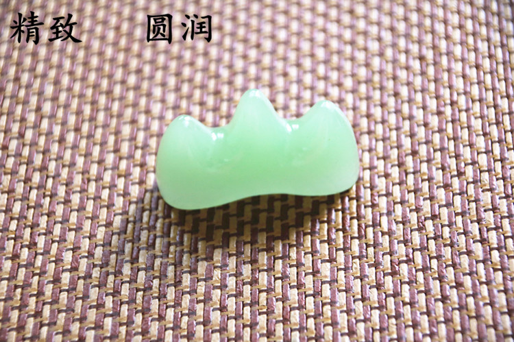 玉質筆架，精美的山形筆擱