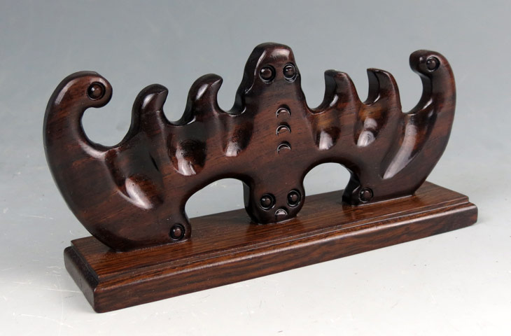 雞翅木精工細(xì)作，大蝙蝠筆架