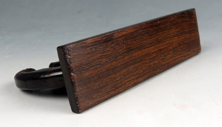 雞翅木精工細(xì)作，大蝙蝠筆架