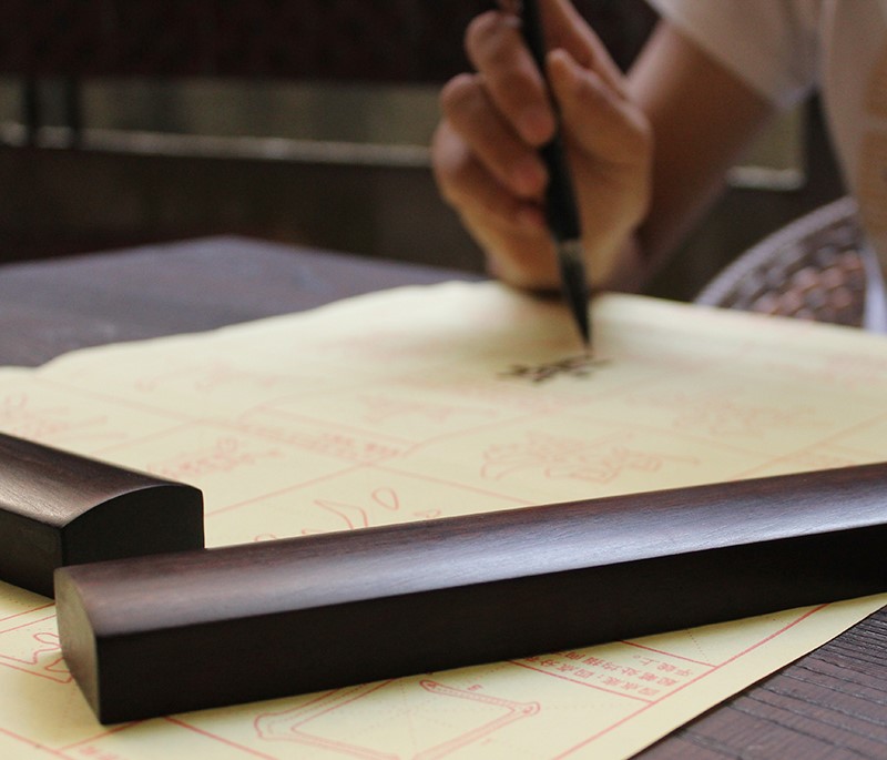 一尺鎮(zhèn)紙，翰墨飄香