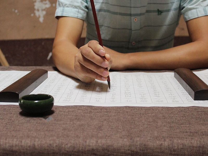 一尺鎮(zhèn)紙，翰墨飄香