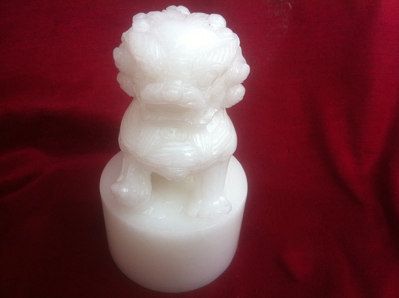 天然白玉，精雕玉獅