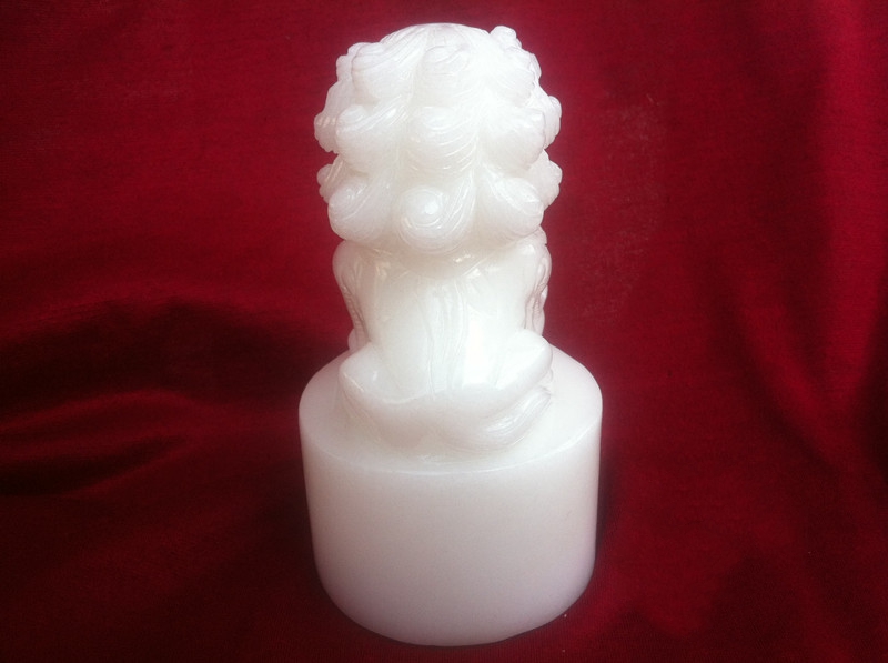 天然白玉，精雕玉獅