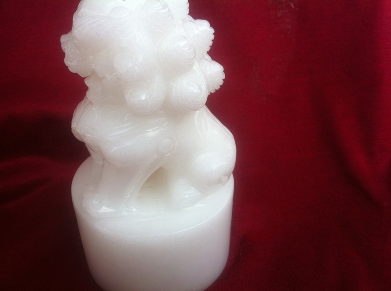 天然白玉，精雕玉獅