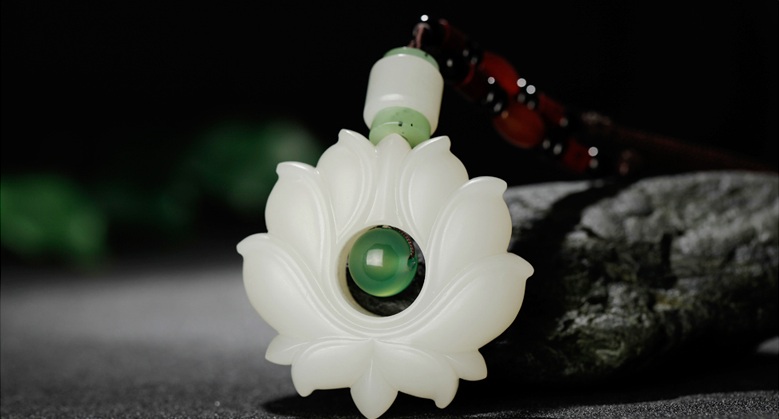 玉說(shuō)·和田玉白玉蓮花吊墜