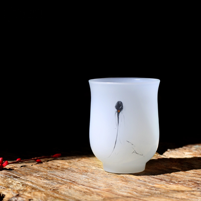 品茶聞香，白玉琉璃杯