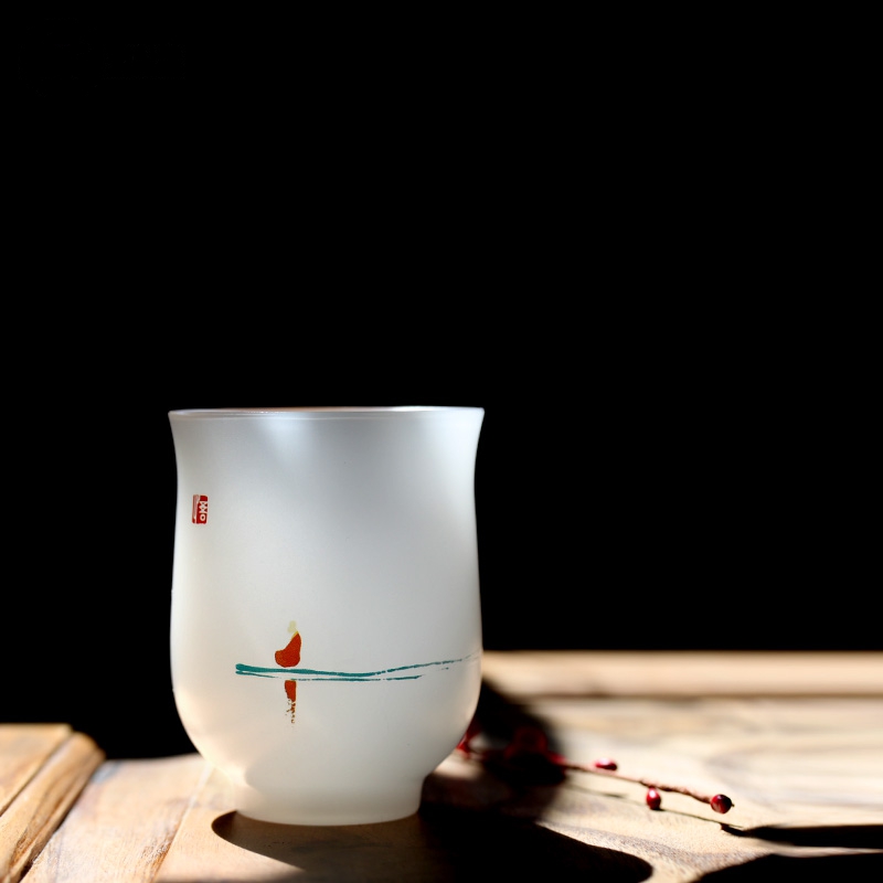 品茶聞香，白玉琉璃杯