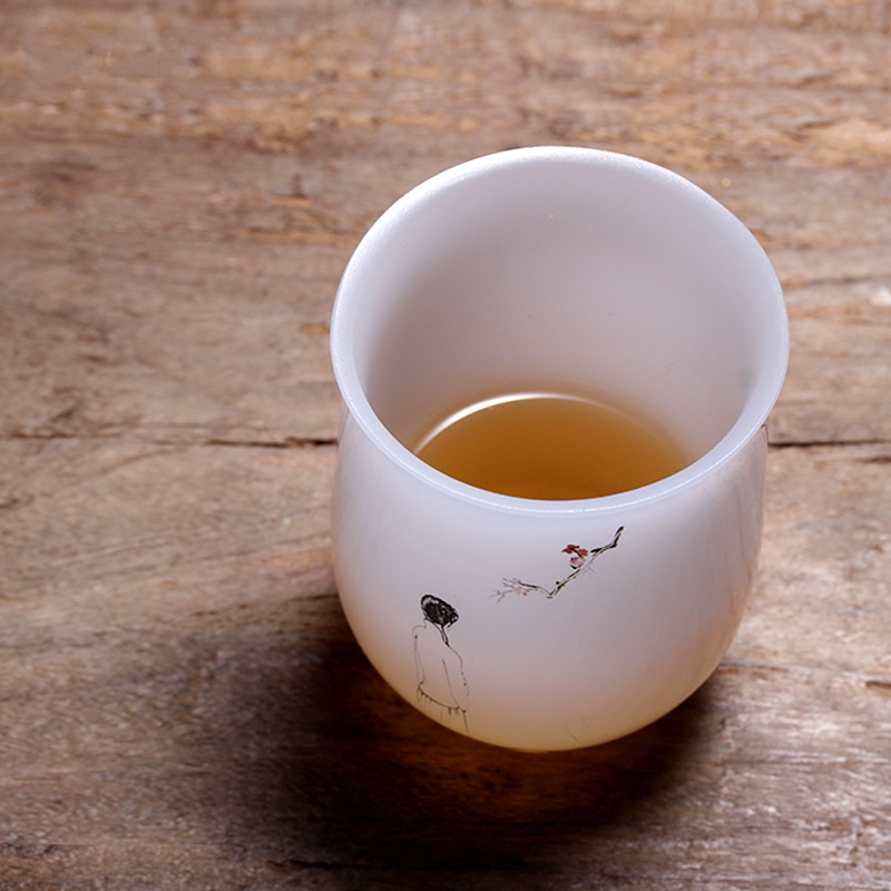 品茶聞香，白玉琉璃杯