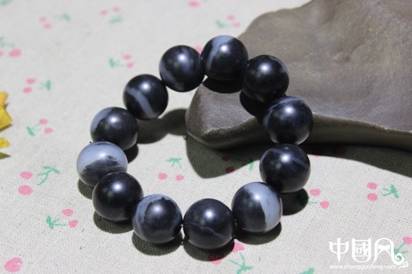 和田玉手串，顆顆黑白分明一線天