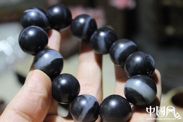 和田玉手串，顆顆黑白分明一線天