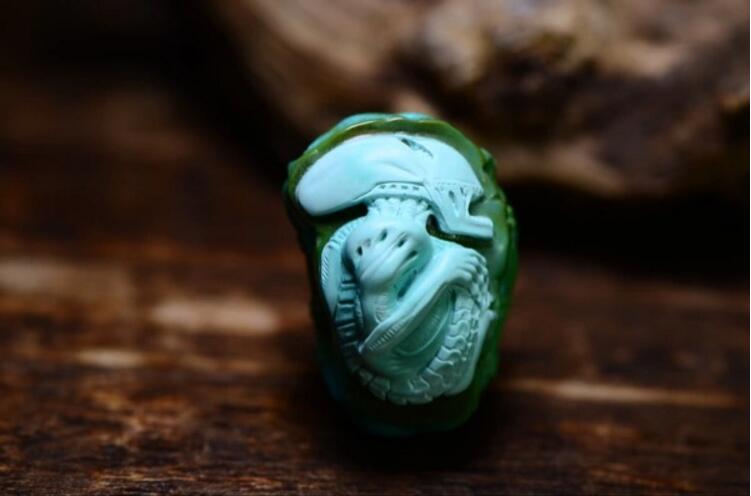 原礦綠松石雕件吊墜:鐵血戰(zhàn)士