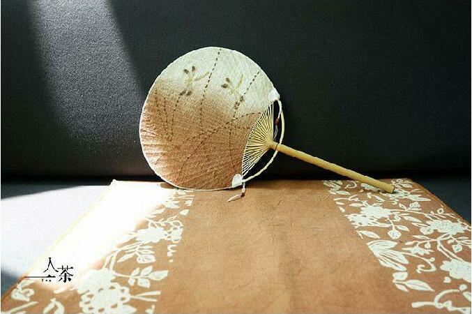 家佳樂文學(xué)復(fù)古刺繡和風(fēng)扇