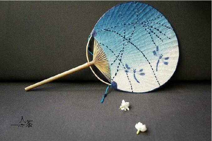 家佳樂文學(xué)復(fù)古刺繡和風(fēng)扇
