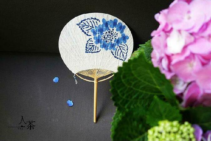 家佳樂文學(xué)復(fù)古刺繡和風(fēng)扇